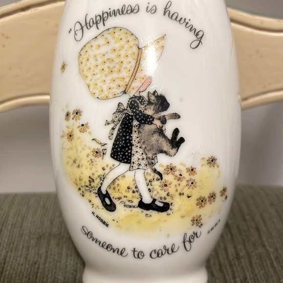 HOLLY HOBBIE // porcelain vase // “happiness is having someone to care for” - Picture 2 of 13